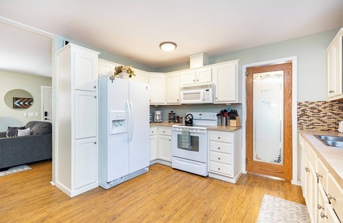 Munds Park Cabin | AZ Northern Getaway - A/C, Wifi & Grill