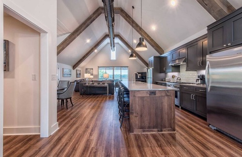 Lake Norman of Catawba Cottage | Azalea Retreat - The Cottage by Avantstay Pool