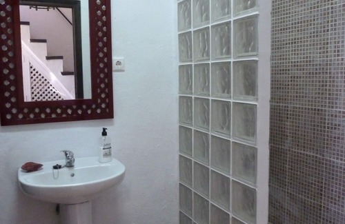 Churriana House | B&B, double glazing, 10 minutes drive from Málaga airport, max.4 nights.