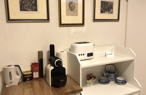 Kaisermuhlen House | B&B Suite, free parking, top location, 2 Mins Walk To Metro Station & Danube