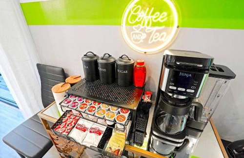 North Hollywood Apartment | B- InstaWorthy & Family-Friendly NoHo Gem- Near Universal & Hollywood with Parking, Games, and Hot Tub