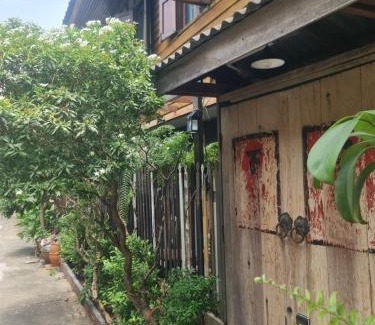 Wat Bowon Niwet House | Baan Jiam บ้านยายเจียม