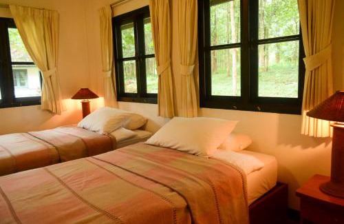 Phrao House | Baan Korbsuk Teak Cabin 1-2