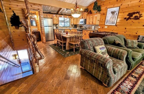 Big Bear Lake Condo | Baby Bear’s Delight – Charming Townhouse at the Base of Snow Summit!