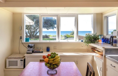 Onetangi House | BACH ON THE BEACH | Coast & Country |