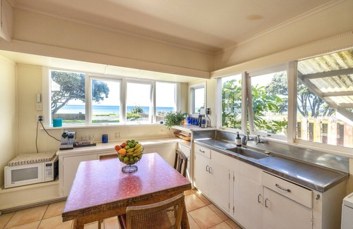 Onetangi House | BACH ON THE BEACH | Coast & Country |