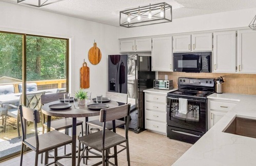 Bella Vista House | Back-40 Retreat with Hot Tub & Bike Garage