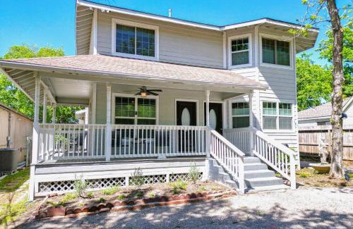 Conroe House | Backyard, Deck and Fire Pit Conroe Getaway