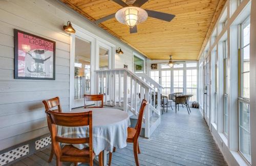 Conroe House | Backyard, Deck and Fire Pit Conroe Getaway