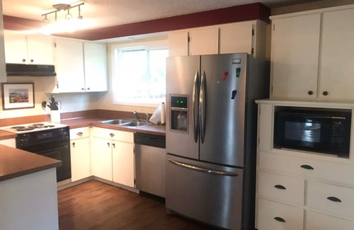 McMinnville House | Backyard Hot Tub and Sauna Near Downtown
