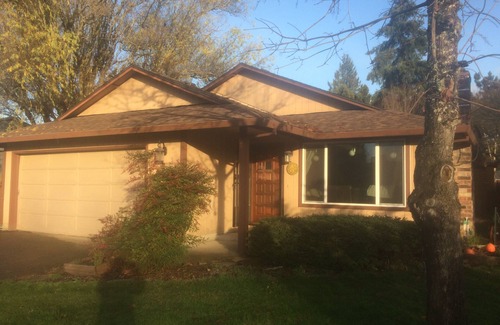 McMinnville House | Backyard Hot Tub and Sauna Near Downtown