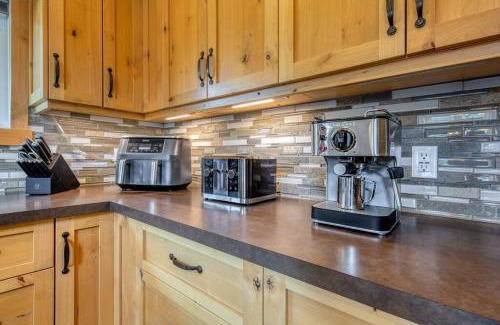 East Kootenay House | Backyard Oasis Hot Tub, BBQ, Outdoor Bar