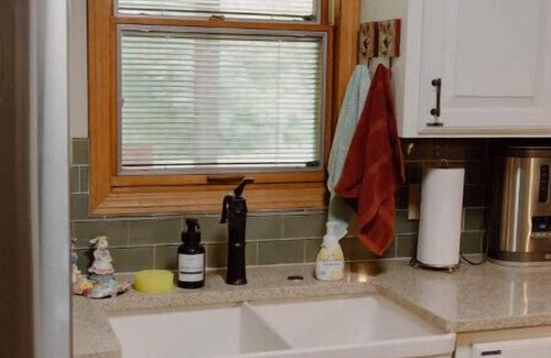 Rogers House | Bailey's Woodland Retreat w/HotTub Near Lake - Pet Friendly!