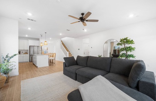 Greenacres House | Bakersfield New NW Home – Fully Furnished & Ready. Upscale + Kitchen Amenities