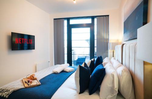 The Westside Apartment | Balcony city view Spacious WiFi Family Contractors