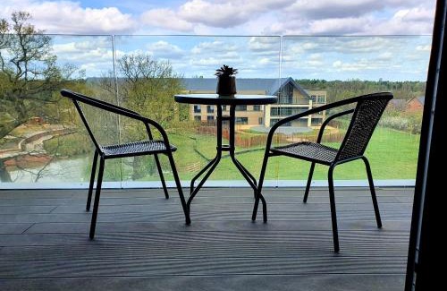 Earlswood Apartment | Balcony View Apt Free Parking Sleeps 5