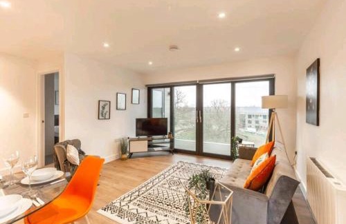 Earlswood Apartment | Balcony View Apt Free Parking Sleeps 5