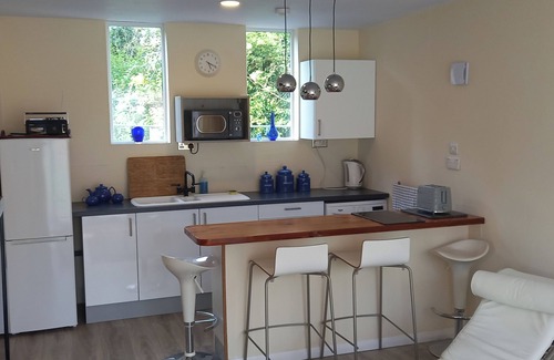 Sheerness Cottage | Bali Hi Cliff Cottage-Sleeps 2-Hot Tub-5MinBeach