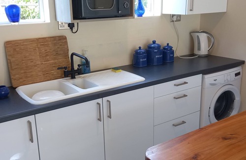 Sheerness Cottage | Bali Hi Cliff Cottage-Sleeps 2-Hot Tub-5MinBeach