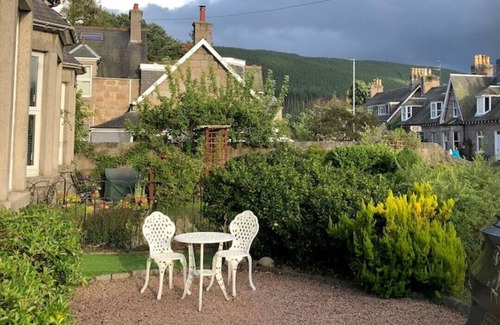 Ballater Apartment | BALLATER, ROYAL DEESIDE Spacious 2 Bedroom Flat in heart of Ballater
