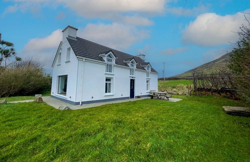 Bothar Bui House | Ballylusky Holiday Home by Interhome