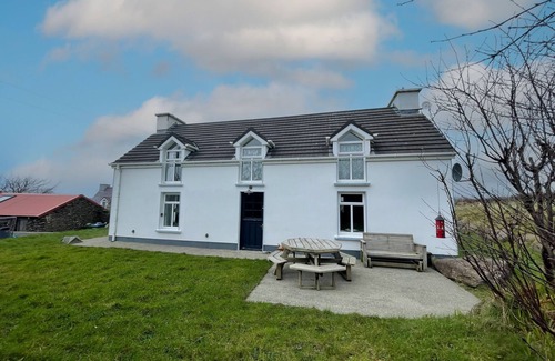 Bothar Bui House | Ballylusky Holiday Home by Interhome