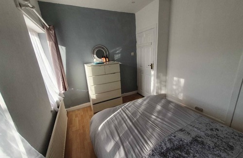 Greenford Broadway Apartment | Bamboo room