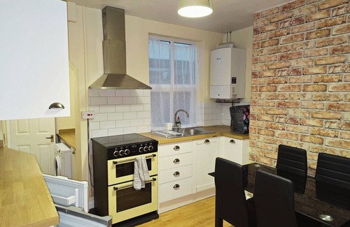 Banbury House | Banbury Family Home Sleeps Upto 6 Walking Distance To Town & Train Station