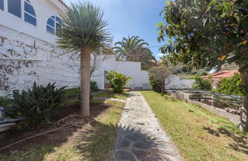 Las Brisas House | Bandama Country Home - 3BR with garden