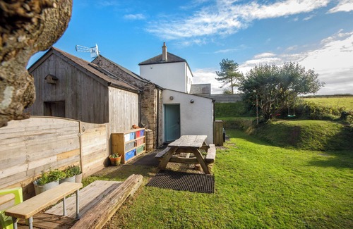 Angle House | Bangeston Barn with Log Burner, Garden, 2 mins from Surf Beaches