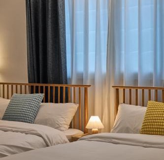 Jung-gu Apartment | Banwoldang Stn 3min, 2F 4pm & 3F 8pm Check-in, Table for 6, Hotel bedding, Luggage Storage