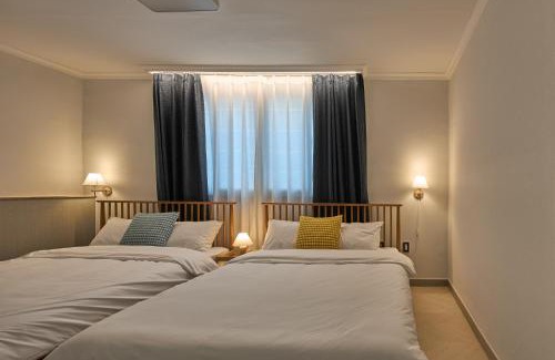 Jung-gu Apartment | Banwoldang Stn 3min, 2F 4pm & 3F 8pm Check-in, Table for 6, Hotel bedding, Luggage Storage