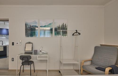 Jung-gu Apartment | Banwoldang Stn 3min, 2F 4pm & 3F 8pm Check-in, Table for 6, Hotel bedding, Luggage Storage