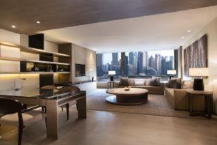 The North Bund Hotel | Banyantree Shanghai On the Bund - Tales rooftop bar boasts a jaw-dropping panoramic vista