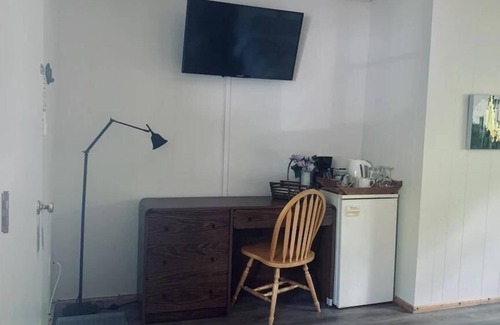 Christina Lake Apartment | Barefoot Villas Room 3 Blue Jay