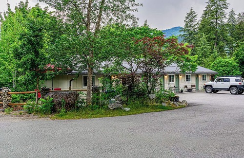 Christina Lake Apartment | Barefoot Villas Room 3 Blue Jay