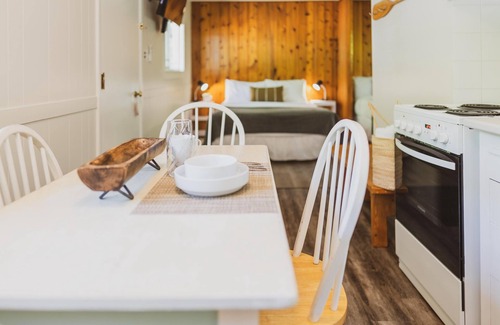 Christina Lake Apartment | Barefoot Villas Room 1 Redwood