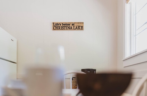 Christina Lake Apartment | Barefoot Villas Room 1 Redwood