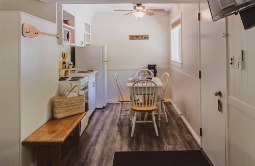 Christina Lake Apartment | Barefoot Villas Room 1 Redwood