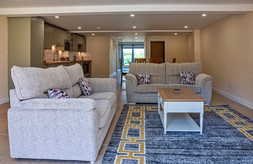 Little Rissington Cottage | Barn in Cotswolds with Hot Tub & Scenic Views