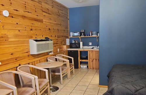 Division No. 16 House | Barn In The Bush- Room 1, Lower level 2 queen beds