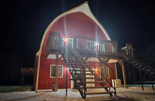 Division No. 16 House | Barn In The Bush- Room 2 Lower level 2 queen beds