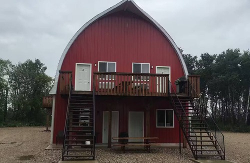 Division No. 16 House | Barn In The Bush - Room 7 - King, queen & futon