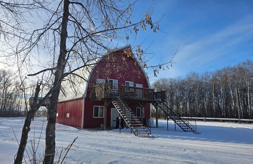 Division No. 16 House | Barn In The Bush - Room 7 - King, queen & futon