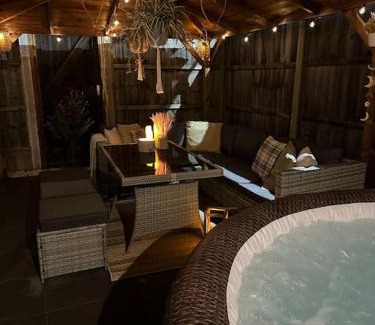 Goffs Oak House | Barn with Hot Tub