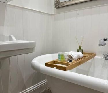 Goffs Oak House | Barn with Hot Tub