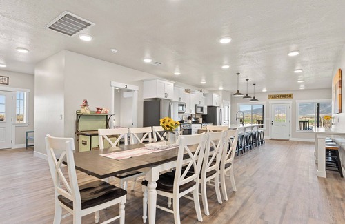 Cedar City House | Barndominium Bliss 9 Bedroom, 10.5 Bath, Sleeps 30+, Pickleball, Kayaks, Fun!