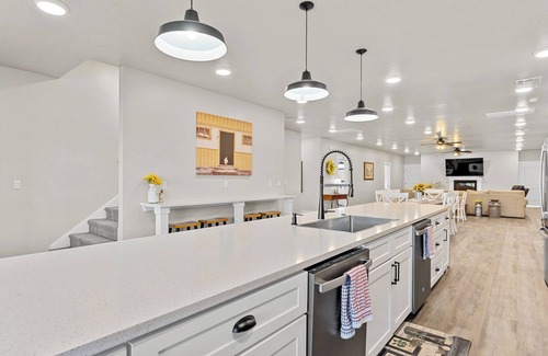 Cedar City House | Barndominium Bliss 9 Bedroom, 10.5 Bath, Sleeps 30+, Pickleball, Kayaks, Fun!