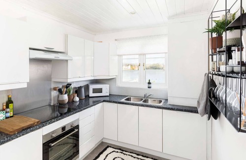 South Cerney House | Barnsley Turret House, set on the edge of the Windrush Lake