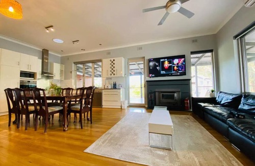 Nuriootpa Apartment | Barossa-Gabby's Holiday House-Wifi,Indoor fire
